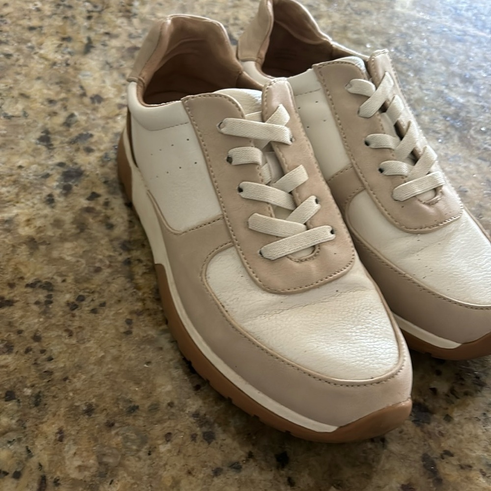 Women’s 9 Life Stride sneaker
